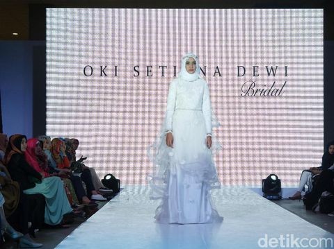 Oki Setiana Dewi Pamerkan Gaun Pengantin Syar'i di International Islamic Fair