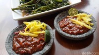 Nasi hangat paling enak disantap dengan ikan bakar dan juga sambal cobek. Tak lupa ditambah dengan kangkung balacan yang renyah gurih!
