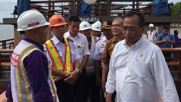 Budi Karya Rapat di Atas 'Kapal Bajak Laut'