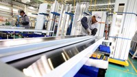 Para pekerja melakukan proses produksi lift milik Mitsubishi di pabrik Karawang. Pool/dok. Mitsubishi.