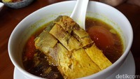 Pallumara bandeng bisa jadi pilihan sajian berkuah hangat. Kuahnya segar dengan semburat asam. Cocok dinikmati sebagai penghangat badan.