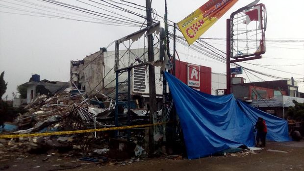  Polisi Tutup Lokasi Ledakan PHD Bekasi dengan Terpal, Suasana Hujan Rintik