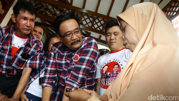Djarot Hadiri Acara Bagi-bagi Kacamata Baca oleh Relawan Bara Badja