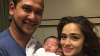 Abi dan Yasmine begitu bahagia dikaruniai anak pertama. Pool: Dok. Pribadi.