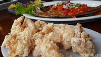 Potongan cumi tebal dengan balutan tepung yang gurih juga bisa dicoba. Hmm, mantap!