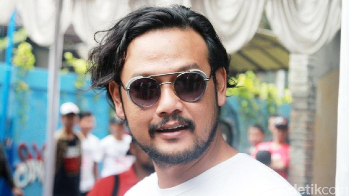 Aktor Dwi Sasono tampil dalam sebuah acara di kawasan Pancoran, Jakarta Selatan, akhir pekan kemarin. Dia tampil nyentrik.