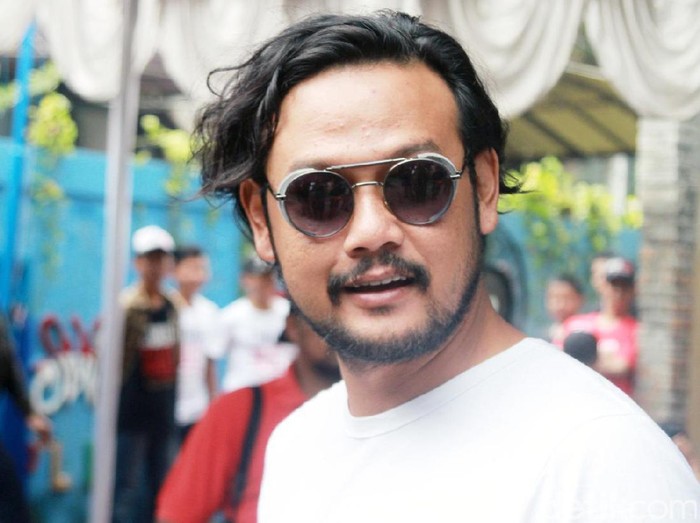 Aktor Dwi Sasono tampil dalam sebuah acara di kawasan Pancoran, Jakarta Selatan, akhir pekan kemarin. Dia tampil nyentrik.