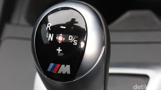 Menguji BMW M2 Coupe di Sirkuit