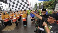 Karnaval tersebut dilepas oleh Walikota Depok Idris Abdul Somad.