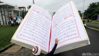 Dalam karnaval tersebut ada juga yang membuat replika Alquran raksasa.