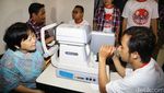 Djarot Bagi-bagi Kaca Mata