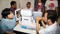Warga diperiksa matanya.