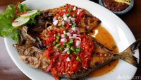 Ikan Aji-aji dengan tekstur daging yang lembut ini enak dipadu dengan sambal rica. Hmm, ikannya yang gurih dan pedasnya cabai rawit membuat santapan makin sedap!