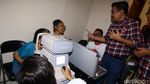 Djarot Bagi-bagi Kaca Mata