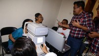 Dalam kesempatan itu mereka membagikan 1.000 kacamata baca gratis untuk warga sekitar.