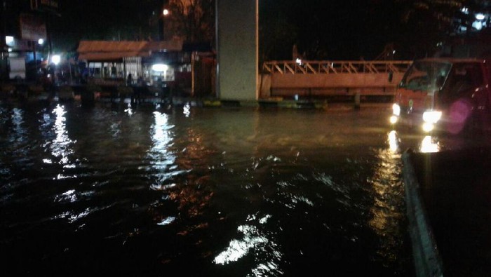 Jalan Dipati Unus Tangerang Tergenang, Banyak Motor Mogok