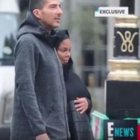 Penampilan Janet kali ini cukup bertolak belakang dari beberapa tahun sebelumnya ketika ia mengandung anak pertamanya. Istri dari Wissam Al Mana ini kerap terlihat dalam balutan busana tertutup longgar dan hijab. (Foto: E! News)