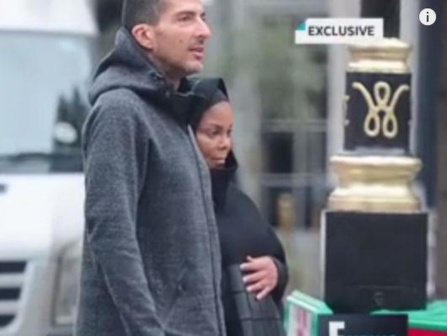 Penampilan Janet kali ini cukup bertolak belakang dari beberapa tahun sebelumnya ketika ia mengandung anak pertamanya. Istri dari Wissam Al Mana ini kerap terlihat dalam balutan busana tertutup longgar dan hijab. (Foto: E! News)