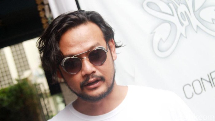 Aktor Dwi Sasono tampil dalam sebuah acara di kawasan Pancoran, Jakarta Selatan, akhir pekan kemarin. Dia tampil nyentrik.