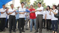 Presiden Direktur PT Bank Central Asia Tbk, Jahja Setiaatmadja (ketiga dari kanan) dan Direktur Utama KBP, Sanusi Tanawi (ketiga dari kiri) melakukan penguntingan pita sebagai simbolis dibukanya BCA Expo dan Autoshow 2016. Pool/dok. BCA.