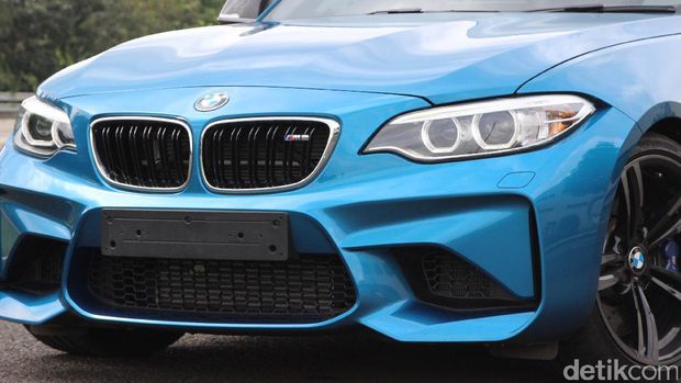 Menguji BMW M2 Coupe di Sirkuit