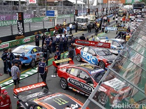 Di Balik Hingar Bingar Balapan V8 Supercars