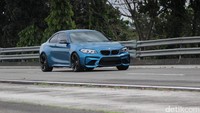 Desain yang tajam melahirkan kesan yang dinamis. Desainnya terinspirasi oleh model-model kendaraan bersejarah BMW di arena balap. Berkat bentuk bodinya ini, BMW M2 Coupe menggambarkan performanya yang maksimal.