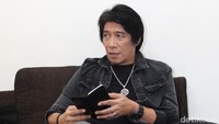 Parto tak bisa lepas dari gadget-nya sembari menunggu syuting. Pool/Ismail.