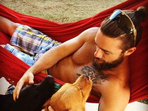 Tampil Hipster, Polisi Tampan Berjenggot Ini Jadi Viral 