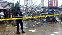 Ledakan ini juga mengakibatkan 3 rumah dan 1 unit mobil rusak berat.