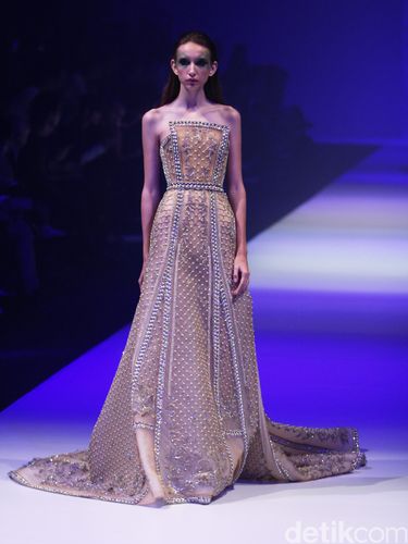 Tex Saverio Hadirkan Koleksi Bertabur Mutiara nan Dramatis di JFW 2017