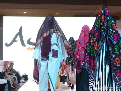 Oki Setiana Dewi Pamerkan Gaun Pengantin Syar'i di International Islamic Fair