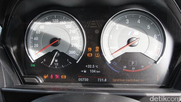 Menguji BMW M2 Coupe di Sirkuit