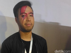 Jadi Model Catwalk, Vidi Aldiano Mendadak Mirip David Bowie