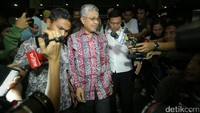 Dalam kasus tersebut, Nur Alam diduga menerima kick back (komisi) dari izin yang dikeluarkannya itu. KPK menyebut SK yang diterbitkan Nur Alam dan menyalahi aturan yaitu SK Persetujuan Percadangan Wilayah Pertambangan, Persetujuan Izin Usaha Pertambangan (IUP) Eksplorasi, dan SK Persetujuan Peningkatan Izin Usaha Pertambangan Eksplorasi Menjadi Izin Usaha Pertambangan Operasi Produksi kepada PT Anugrah Harisma Barakah (AHB).