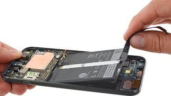 Baterainya yang juga buatan HTC dibuka. Foto: iFixit