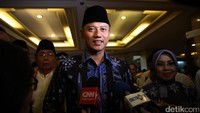 Pasangan Agus-Sylvi saat dimintai keterangan oleh sejumlah awak media.
