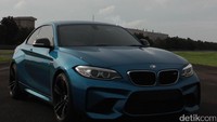 BMW M2 tersedia dengan beberapa pilihan mode berkendara. Pengemudi dapat menggunakan switch Driving Experience Control yang berisi mode comfort, SPORT, SPORT+ untuk memilih mode berkendara dan suara yang telah dikonfigurasikan sesuai dengan pilihan tersebut.