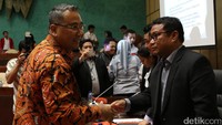 Menteri Desa, PDT dan Transmigrasi Eko Sandjojo (kanan) berbincang dengan Ketua Komisi V DPR Fahri Djemi Francis usai rapat kerja.