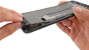 Frame bagian tengah pun dibuka. Foto: iFixit