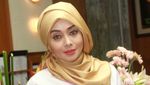 Terry Putri Setia dengan Busana Muslim Bernuansa Pink