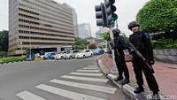 Anggota Brimob bersiaga di perempatan Sarinah.