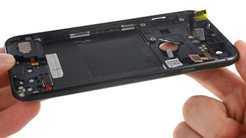 Komponen pemindai sidik jari dilepaskan. Foto: iFixit