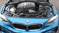 BMW M2 Coupe ini menggendong mesin enam silinder segaris dengan kapasitas 2.979 cc dan teknologi BMW TwinPower Turbo. Mesin dihubungkan ke transmisi M Double Clutch Transmission (M DCT) 7 percepatan dengan Drivelogic.