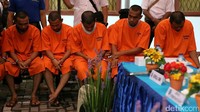 Tersangka yang diamankan berjumlah 9 orang. Mereka berinisial N, M, BH, RP, ZH, YNS, IK, B, dan HB.