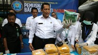 Buwas menunjukkan barang bukti sabu di Kantor BNN, Jalan MT Haryono, Jakarta Timur. Narkoba 32 kilogram tersebut adalah hasil pengungkapan 4 kasus.
