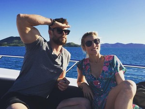 Hii... Chris Hemsworth dan Istri Selama Ini Tidur dengan Ular