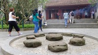 Wisatawan usai menengok Kuil Ha, bisa meneruskan perjalanan menuju Kuil Trung. Sebanyak 168 anak tangga menyertai langkah kaki untuk tiba di lokasi candi yang bagian halamannya ada sejumlah batu teronggok di lantai melingkar (Baban/detikTravel)
