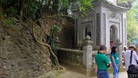 Sekalian jalan pulang, pengunjung mulai menuruni tangga yang melewati makam King Hung generasi keenam. Konon kabarnya, King Hung generasi keenam ini usai menaklukkan musuh saat perang, dia melepas pakaian lalu gugur di lokasi tersebut atau tepatnya di bawah pohon Kim giao (Baban/detikTravel)