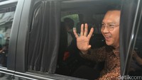 Saya harus menghormati dengan rekam jejak saya apalagi sebagai politisi kan. Saya mau ikut jadi calon gubernur. Kalau saya memusuhi umat Islam dan menghina Alquran, itu mana mungkin saya dapat suara, sambung Ahok.